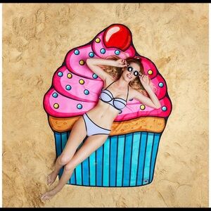 BigMouth Inc Giant-Sized Cupcake Beach Blanket